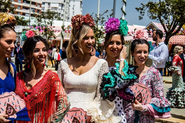 Seville, İspanya - 1 Mayıs 2022 Sevilla 'lılar geleneksel Endülüs tarzında giyinmiş Feria de Seville koridorlarında dolaşıyorlar.