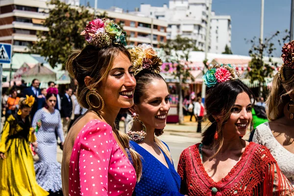 Sevilha Espanha Maio 2022 Sevilhanos Vestidos Maneira Andaluza Tradicional Passeando — Fotografia de Stock
