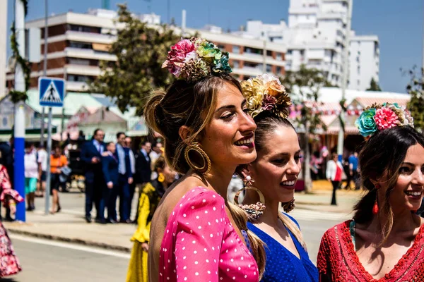 Sewilla Hiszpania Maja 2022 Sewille Ubrane Tradycyjny Andaluzyjski Sposób Przechadzające — Zdjęcie stockowe