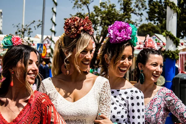 Seville, İspanya - 1 Mayıs 2022 Sevilla 'lılar geleneksel Endülüs tarzında giyinmiş Feria de Seville koridorlarında dolaşıyorlar.