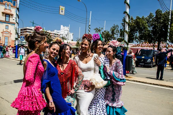 Sevilha Espanha Maio 2022 Sevilhanos Vestidos Maneira Andaluza Tradicional Passeando — Fotografia de Stock