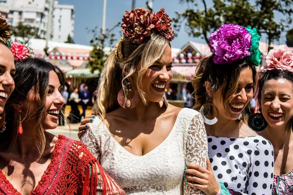 Sevilha Espanha Maio 2022 Sevilhanos Vestidos Maneira Andaluza Tradicional Passeando — Fotografia de Stock