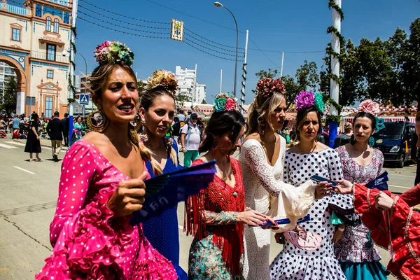 Seville, İspanya - 1 Mayıs 2022 Sevilla 'lılar geleneksel Endülüs tarzında giyinmiş Feria de Seville koridorlarında dolaşıyorlar.