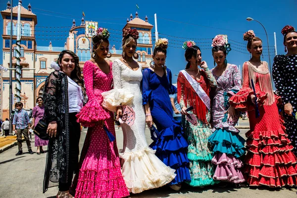 Seville, İspanya - 1 Mayıs 2022 Sevilla 'lılar geleneksel Endülüs tarzında giyinmiş Feria de Seville koridorlarında dolaşıyorlar.