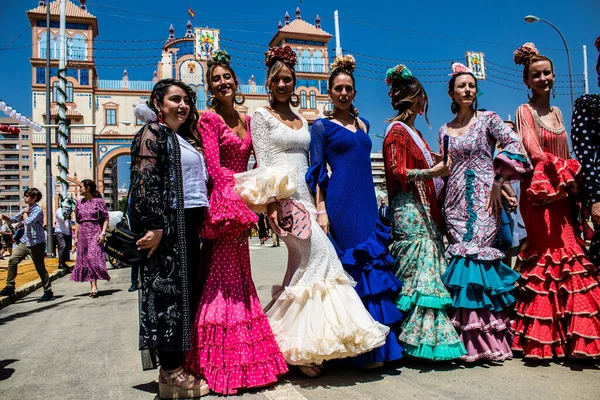 Seville, İspanya - 1 Mayıs 2022 Sevilla 'lılar geleneksel Endülüs tarzında giyinmiş Feria de Seville koridorlarında dolaşıyorlar.