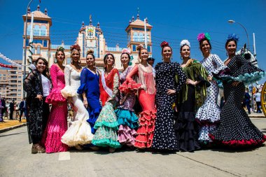 Seville, İspanya - 1 Mayıs 2022 Sevilla 'lılar geleneksel Endülüs tarzında giyinmiş Feria de Seville koridorlarında dolaşıyorlar.