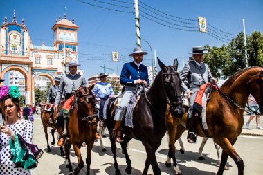 Seville, İspanya - 1 Mayıs 2022 Sevilya 'nın en ünlü festivali olan Feria de Seville' in koridorlarında geleneksel Endülüs tarzı giyinmiş