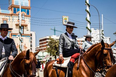 Seville, İspanya - 1 Mayıs 2022 Sevilya 'nın en ünlü festivali olan Feria de Seville' in koridorlarında geleneksel Endülüs tarzı giyinmiş