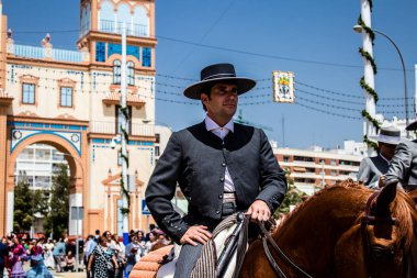 Seville, İspanya - 1 Mayıs 2022 Sevilya 'nın en ünlü festivali olan Feria de Seville' in koridorlarında geleneksel Endülüs tarzı giyinmiş