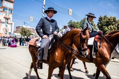 Seville, İspanya - 1 Mayıs 2022 Sevilya 'nın en ünlü festivali olan Feria de Seville' in koridorlarında geleneksel Endülüs tarzı giyinmiş