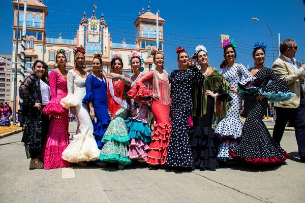 Seville, İspanya - 1 Mayıs 2022 Sevilla 'lılar geleneksel Endülüs tarzında giyinmiş Feria de Seville koridorlarında dolaşıyorlar.