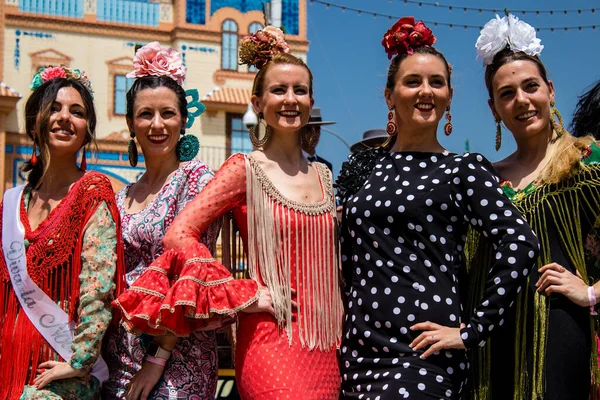 Seville, İspanya - 1 Mayıs 2022 Sevilla 'lılar geleneksel Endülüs tarzında giyinmiş Feria de Seville koridorlarında dolaşıyorlar.
