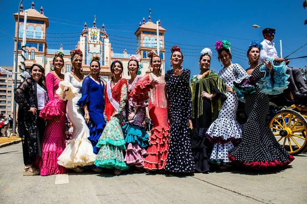 Seville, İspanya - 1 Mayıs 2022 Sevilla 'lılar geleneksel Endülüs tarzında giyinmiş Feria de Seville koridorlarında dolaşıyorlar.