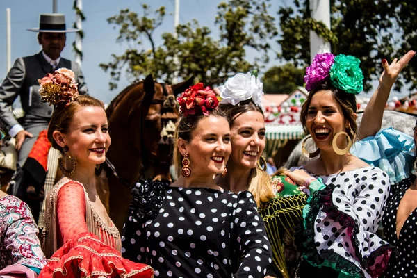 Sevilla Španělsko Květen 2022 Sevillians Oblečený Tradičním Andaluským Způsobem Procházky — Stock fotografie