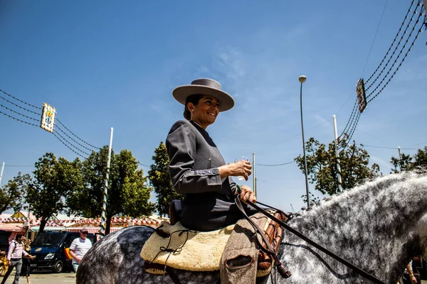 Sevilla Španělsko Květen 2022 Sevillian Jezdci Oblečeni Tradičním Andaluským Způsobem — Stock fotografie