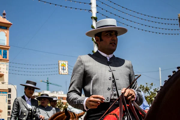 Seville, İspanya - 1 Mayıs 2022 Sevilya 'nın en ünlü festivali olan Feria de Seville' in koridorlarında geleneksel Endülüs tarzı giyinmiş