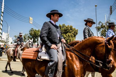 Seville, İspanya - 1 Mayıs 2022 Sevilya 'nın en ünlü festivali olan Feria de Seville' in koridorlarında geleneksel Endülüs tarzı giyinmiş
