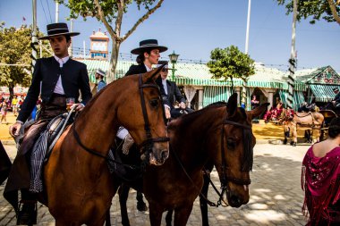 Seville, İspanya - 1 Mayıs 2022 Sevilya 'nın en ünlü festivali olan Feria de Seville' in koridorlarında geleneksel Endülüs tarzı giyinmiş