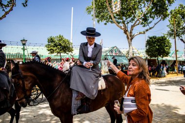 Seville, İspanya - 1 Mayıs 2022 Sevilya 'nın en ünlü festivali olan Feria de Seville' in koridorlarında geleneksel Endülüs tarzı giyinmiş