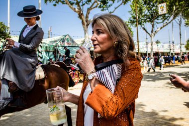 Seville, İspanya - 1 Mayıs 2022 Sevilya 'nın en ünlü festivali olan Feria de Seville' in koridorlarında geleneksel Endülüs tarzı giyinmiş