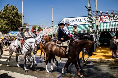 Seville, İspanya - 1 Mayıs 2022 Sevilya 'nın en ünlü festivali olan Feria de Seville' in koridorlarında geleneksel Endülüs tarzı giyinmiş