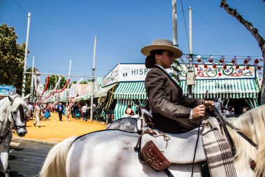 Seville, İspanya - 1 Mayıs 2022 Sevilya 'nın en ünlü festivali olan Feria de Seville' in koridorlarında geleneksel Endülüs tarzı giyinmiş