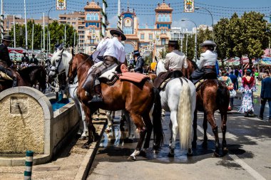 Seville, İspanya - 1 Mayıs 2022 Sevilya 'nın en ünlü festivali olan Feria de Seville' in koridorlarında geleneksel Endülüs tarzı giyinmiş