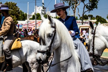 Seville, İspanya - 1 Mayıs 2022 Sevilya 'nın en ünlü festivali olan Feria de Seville' in koridorlarında geleneksel Endülüs tarzı giyinmiş