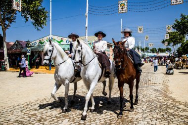 Seville, İspanya - 1 Mayıs 2022 Sevilya 'nın en ünlü festivali olan Feria de Seville' in koridorlarında geleneksel Endülüs tarzı giyinmiş