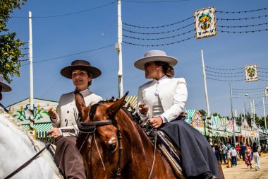 Seville, İspanya - 1 Mayıs 2022 Sevilya 'nın en ünlü festivali olan Feria de Seville' in koridorlarında geleneksel Endülüs tarzı giyinmiş