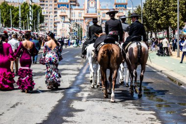 Seville, İspanya - 1 Mayıs 2022 Sevilya 'nın en ünlü festivali olan Feria de Seville' in koridorlarında geleneksel Endülüs tarzı giyinmiş
