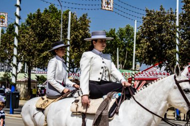 Seville, İspanya - 1 Mayıs 2022 Sevilya 'nın en ünlü festivali olan Feria de Seville' in koridorlarında geleneksel Endülüs tarzı giyinmiş