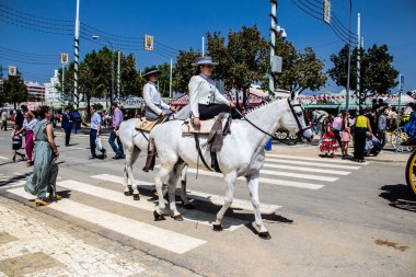 Seville, İspanya - 1 Mayıs 2022 Sevilya 'nın en ünlü festivali olan Feria de Seville' in koridorlarında geleneksel Endülüs tarzı giyinmiş