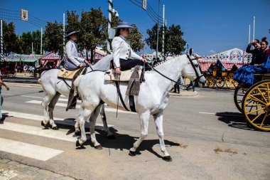 Seville, İspanya - 1 Mayıs 2022 Sevilya 'nın en ünlü festivali olan Feria de Seville' in koridorlarında geleneksel Endülüs tarzı giyinmiş