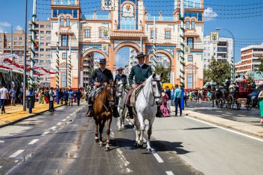 Seville, İspanya - 1 Mayıs 2022 Sevilya 'nın en ünlü festivali olan Feria de Seville' in koridorlarında geleneksel Endülüs tarzı giyinmiş