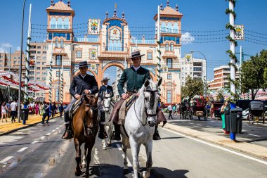 Seville, İspanya - 1 Mayıs 2022 Sevilya 'nın en ünlü festivali olan Feria de Seville' in koridorlarında geleneksel Endülüs tarzı giyinmiş