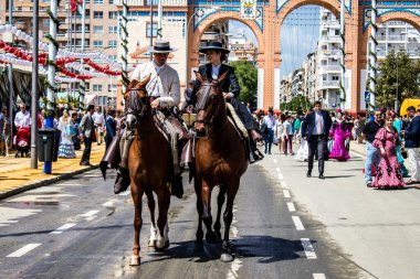 Seville, İspanya - 1 Mayıs 2022 Sevilya 'nın en ünlü festivali olan Feria de Seville' in koridorlarında geleneksel Endülüs tarzı giyinmiş