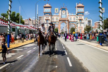Seville, İspanya - 1 Mayıs 2022 Sevilya 'nın en ünlü festivali olan Feria de Seville' in koridorlarında geleneksel Endülüs tarzı giyinmiş