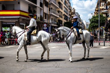 Seville, İspanya - 1 Mayıs 2022 Sevilya 'nın en ünlü festivali olan Feria de Seville' in koridorlarında geleneksel Endülüs tarzı giyinmiş
