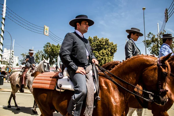 Seville, İspanya - 1 Mayıs 2022 Sevilya 'nın en ünlü festivali olan Feria de Seville' in koridorlarında geleneksel Endülüs tarzı giyinmiş