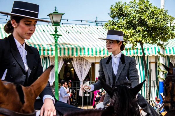Seville, İspanya - 1 Mayıs 2022 Sevilya 'nın en ünlü festivali olan Feria de Seville' in koridorlarında geleneksel Endülüs tarzı giyinmiş