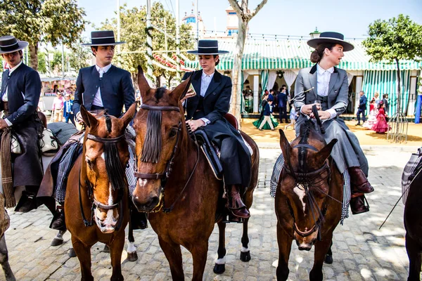 Seville, İspanya - 1 Mayıs 2022 Sevilya 'nın en ünlü festivali olan Feria de Seville' in koridorlarında geleneksel Endülüs tarzı giyinmiş