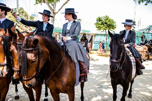 Seville, İspanya - 1 Mayıs 2022 Sevilya 'nın en ünlü festivali olan Feria de Seville' in koridorlarında geleneksel Endülüs tarzı giyinmiş