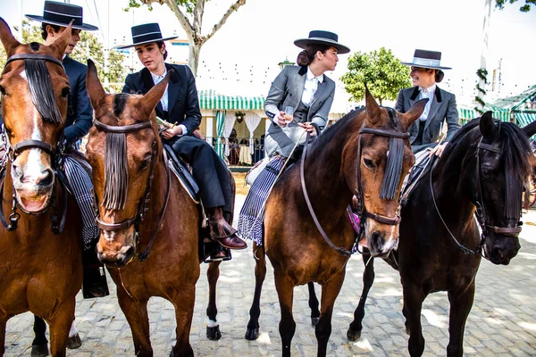 Seville, İspanya - 1 Mayıs 2022 Sevilya 'nın en ünlü festivali olan Feria de Seville' in koridorlarında geleneksel Endülüs tarzı giyinmiş