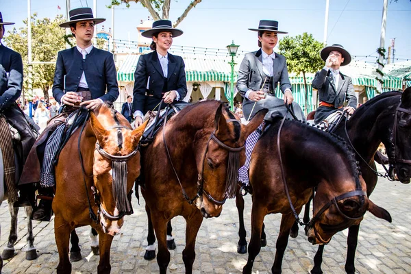 Seville, İspanya - 1 Mayıs 2022 Sevilya 'nın en ünlü festivali olan Feria de Seville' in koridorlarında geleneksel Endülüs tarzı giyinmiş