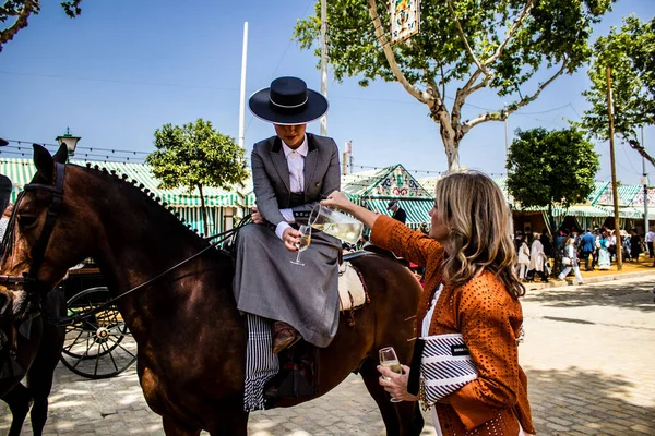 Seville, İspanya - 1 Mayıs 2022 Sevilya 'nın en ünlü festivali olan Feria de Seville' in koridorlarında geleneksel Endülüs tarzı giyinmiş