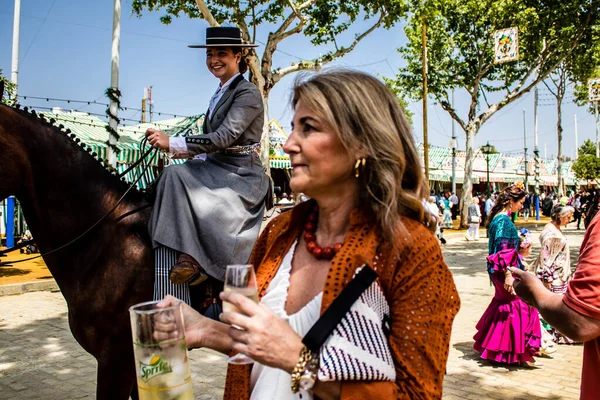 Seville, İspanya - 1 Mayıs 2022 Sevilya 'nın en ünlü festivali olan Feria de Seville' in koridorlarında geleneksel Endülüs tarzı giyinmiş