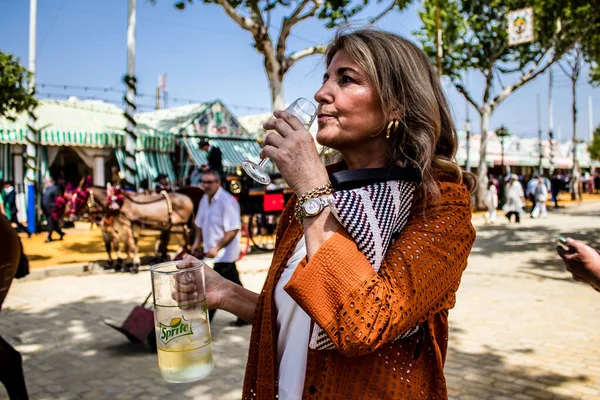 Seville, İspanya - 1 Mayıs 2022 Sevilya 'nın en ünlü festivali olan Feria de Seville' in koridorlarında geleneksel Endülüs tarzı giyinmiş