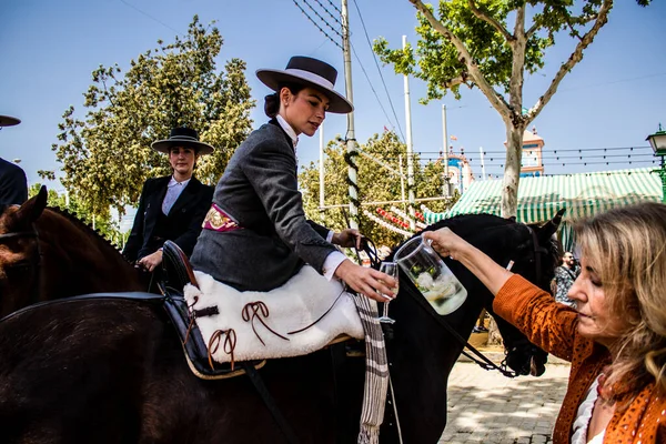 Seville, İspanya - 1 Mayıs 2022 Sevilya 'nın en ünlü festivali olan Feria de Seville' in koridorlarında geleneksel Endülüs tarzı giyinmiş