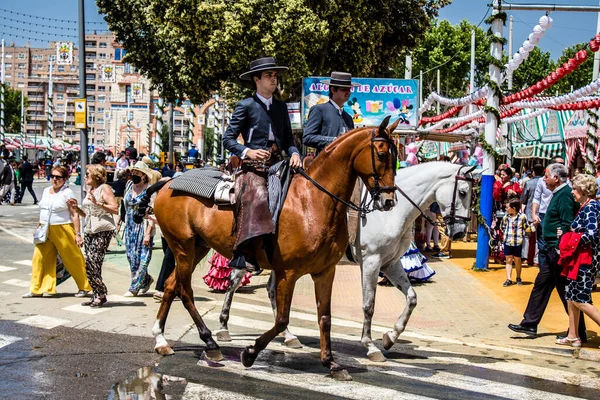 Seville, İspanya - 1 Mayıs 2022 Sevilya 'nın en ünlü festivali olan Feria de Seville' in koridorlarında geleneksel Endülüs tarzı giyinmiş